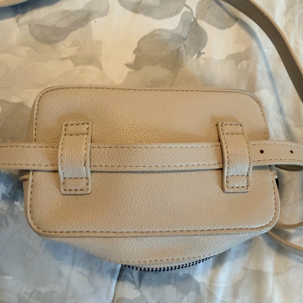 Elegant Cream Crossbody Bag - Picture 4 of 4
